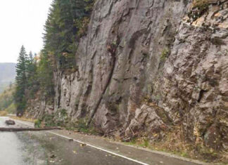 DN7: Accident rutier cauzat de căderea unor bolovani