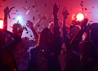 Patru persoane aflate în carantină din cauza COVID-19 petreceau într-un club din Vâlcea alături de alte 100 de oameni