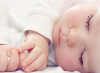 Incredibil! Nou-născut găsit în viață, într-un sac. Era abandonat într-o parcare din Râmnicu Vâlcea