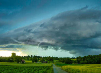 Furtuni cu grindină și vijelii în jumătate de țară. Atenționare de vreme rea de la meteorologi